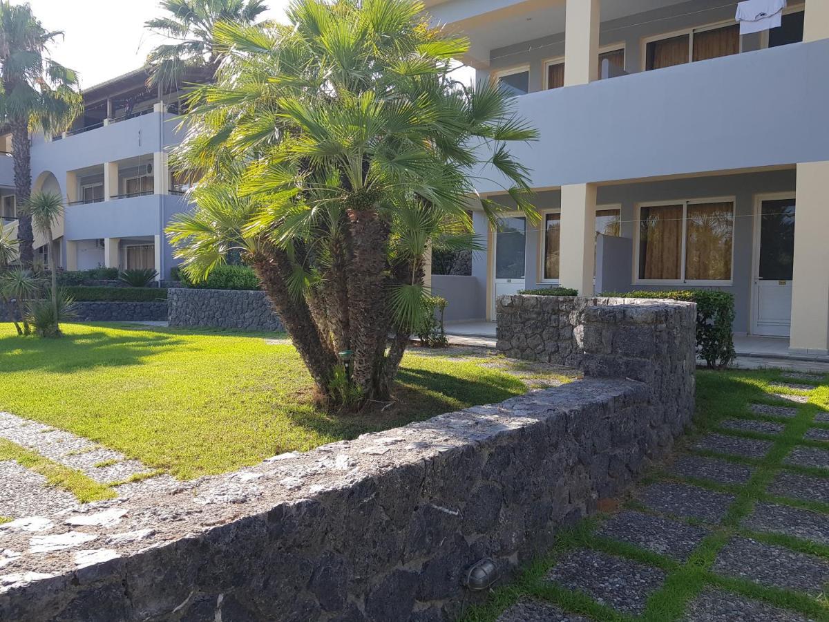 Asteraki Aparthotel Гувия Екстериор снимка