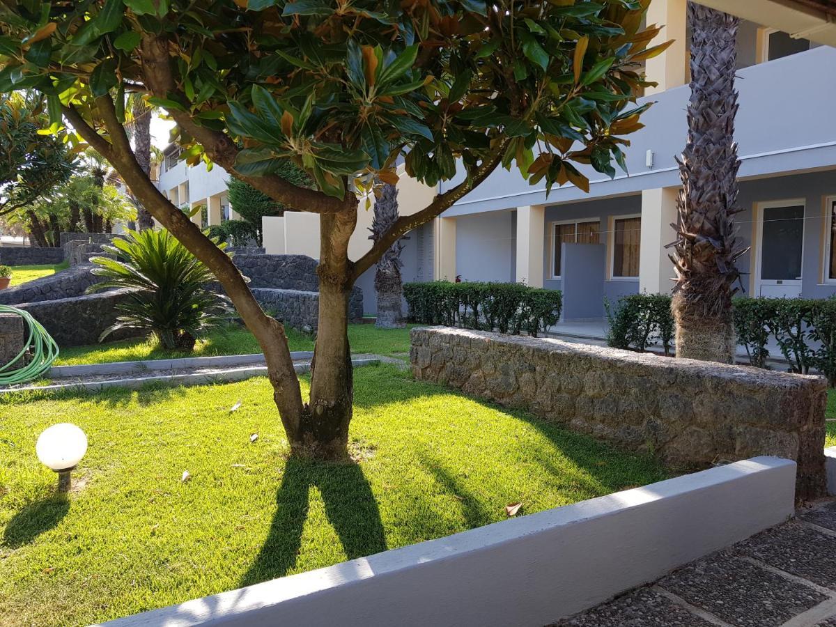 Asteraki Aparthotel Гувия Екстериор снимка