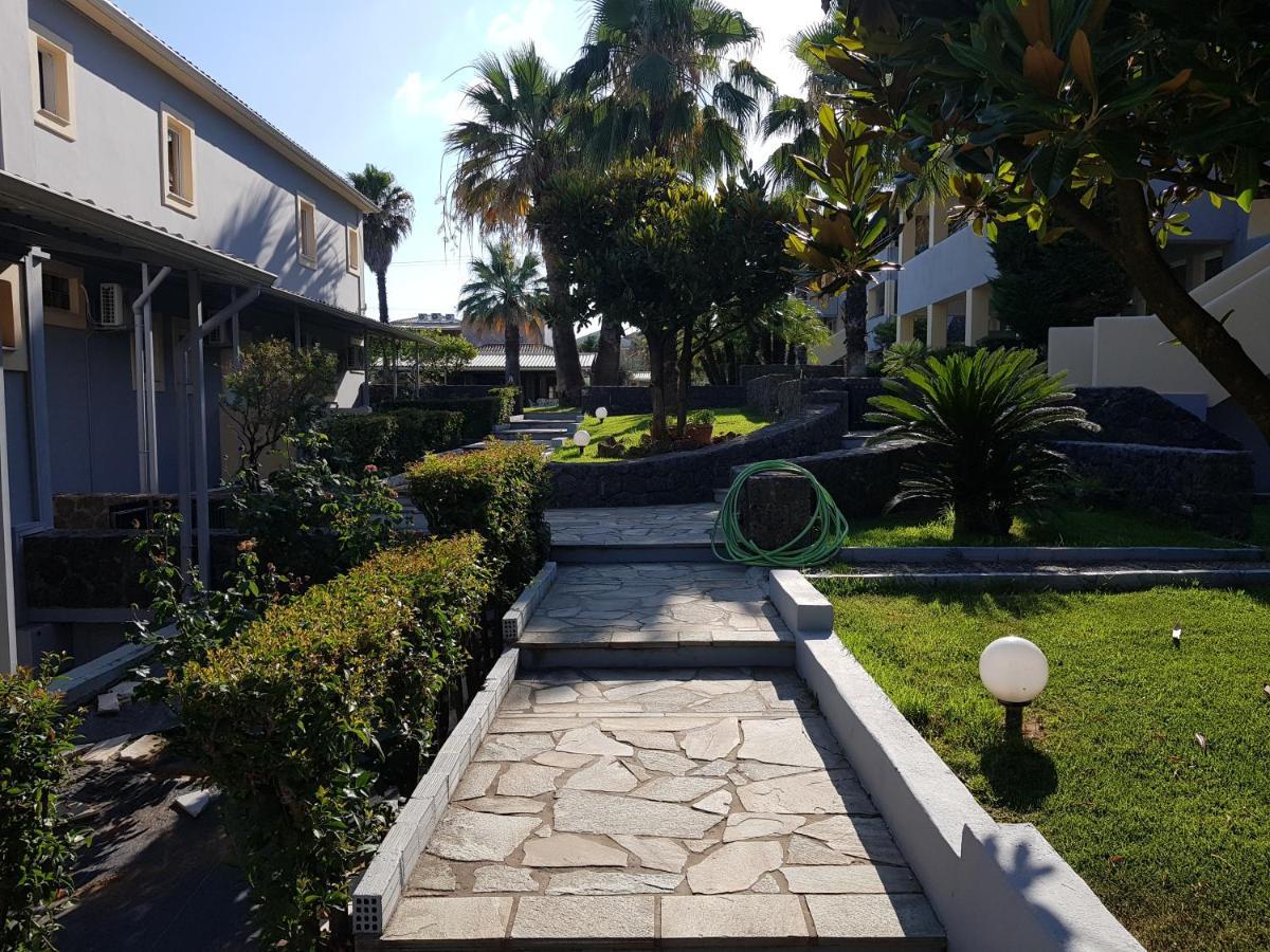 Asteraki Aparthotel Гувия Екстериор снимка